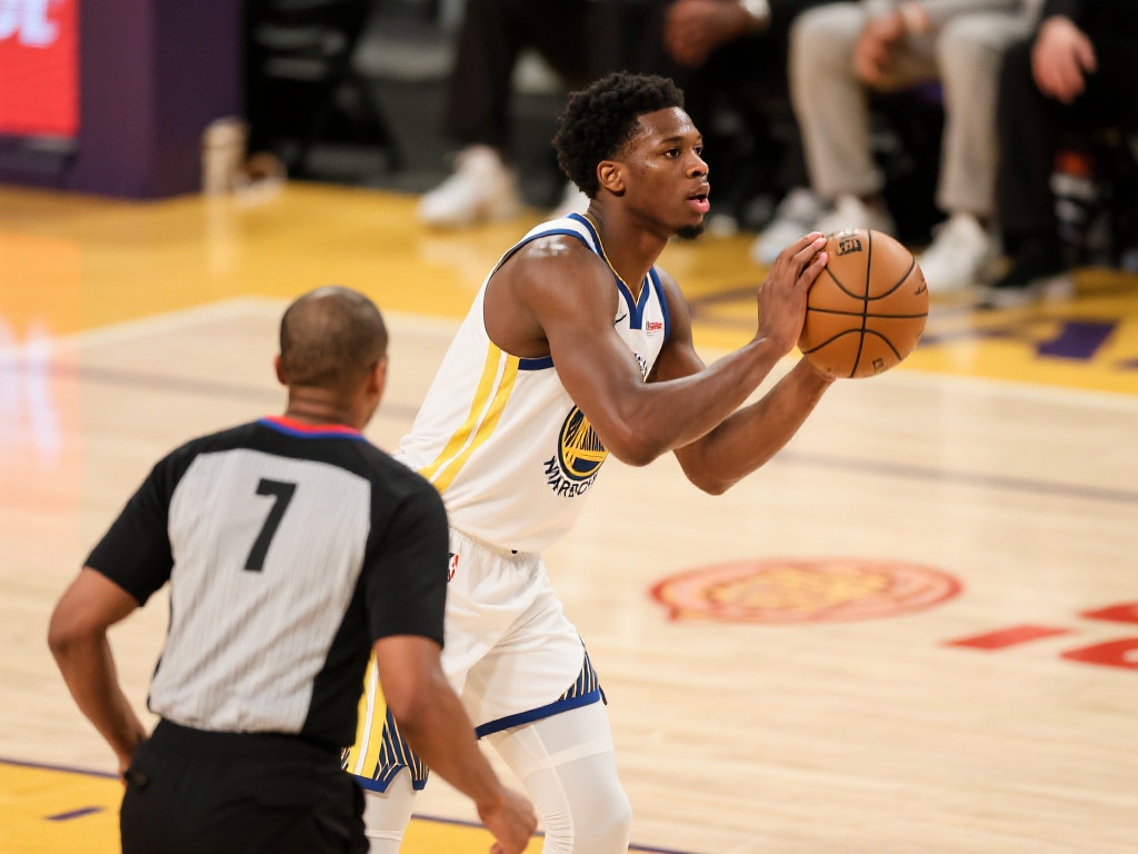 库明加低迷表现：7分钟0分，仅揽1板1断