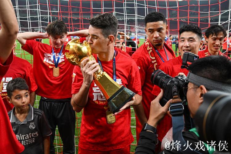 上海海港领取本赛季中超联赛冠军奖杯! 上海海港领取本赛季中超联赛冠军奖杯!